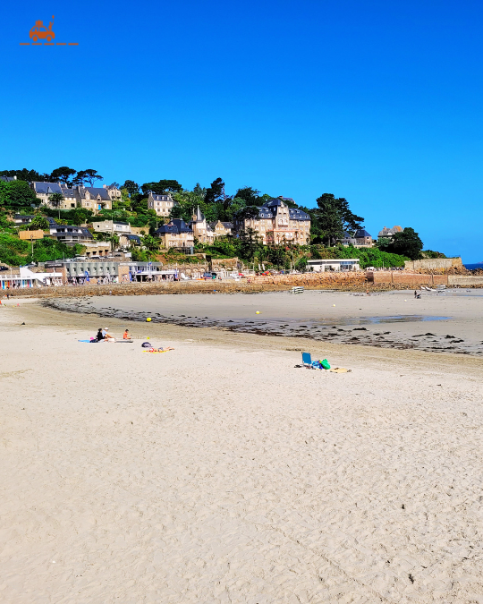 Plage de Trestraou à Perros-Guirec sur la Côte de Granit Rose (Bretagne Nord)