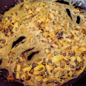 Sauce brune à base d'oignons, beurre et bouillon de bœuf en train de mijoter et d'épaissir