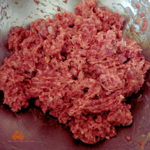 Préparation pour boulettes de viande : mélange de bœuf hachée, oignons, œuf, lait, farine et épices