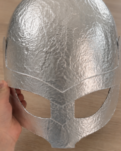 Casque Viking en carton et papier d'aluminium fait maison