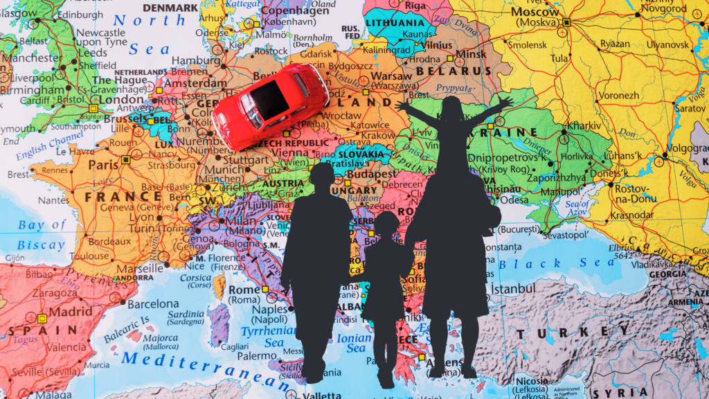 Voiture posée sur une carte de l'Europe et silhouettes d'une famille avec 2 enfants