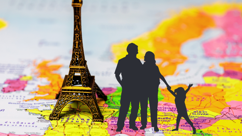 Famille avec enfant qui marche sur une carte de France, avec la tour Eiffel.