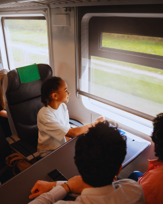 Enfant qui regarde par la fenêtre du train