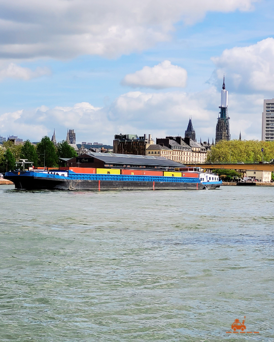 Observer les bateaux de marchandises sur la Seine lors d'un week-end en famille à Rouen