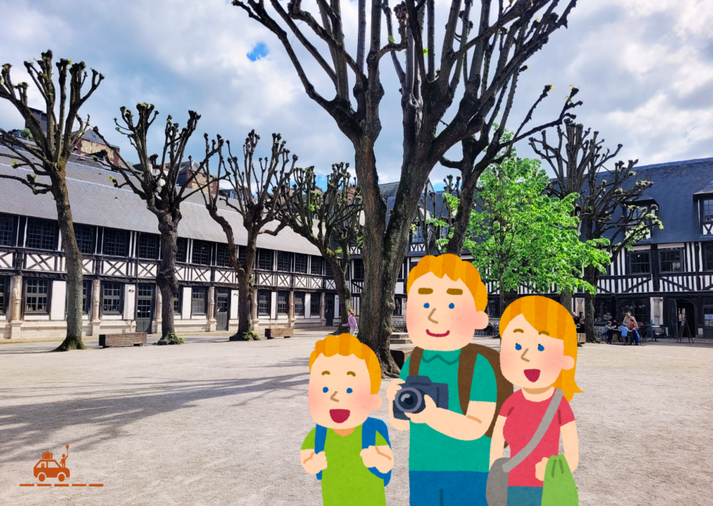 Famille avec un enfant de 6 ans en train de visiter l'aitre Saint Maclou à Rouen