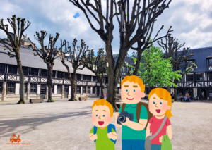 Famille avec un enfant de 6 ans en train de visiter l'aitre Saint Maclou à Rouen