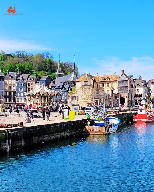 Le Vieux Bassin de Honfleur avec son manège pour les enfants