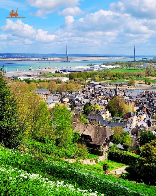 La vue sur Honfleur et le Pont de Normandie depuis le Mont-Joli