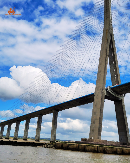 Passer en bateau sous le pont de Normandie grâce à une croisière sur l'estuaire de la Seine au départ de Honfleur