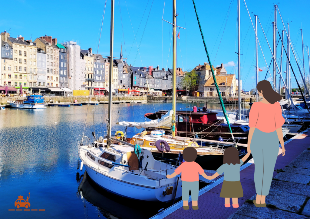 Week-end en famille à Honfleur - enfants qui observent les voiliers du Vieux Bassin
