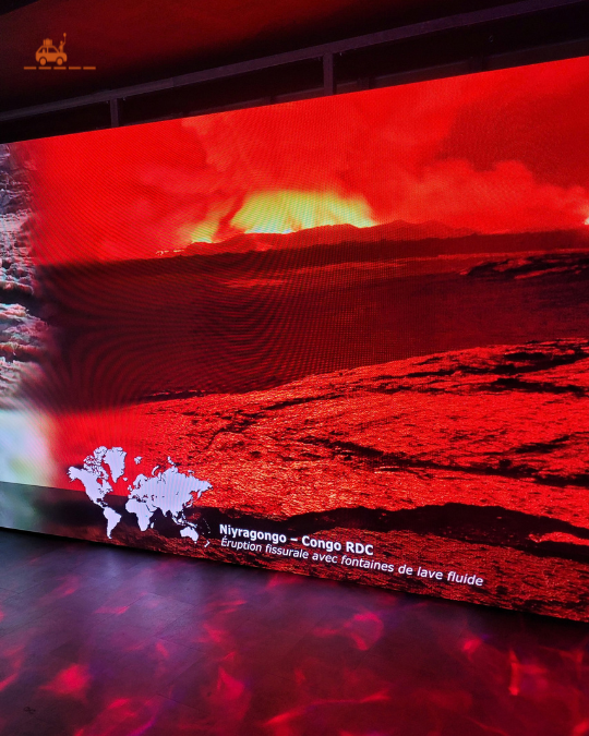 Projection d'un paysage volcanique dans le parc d'attraction Vulcania