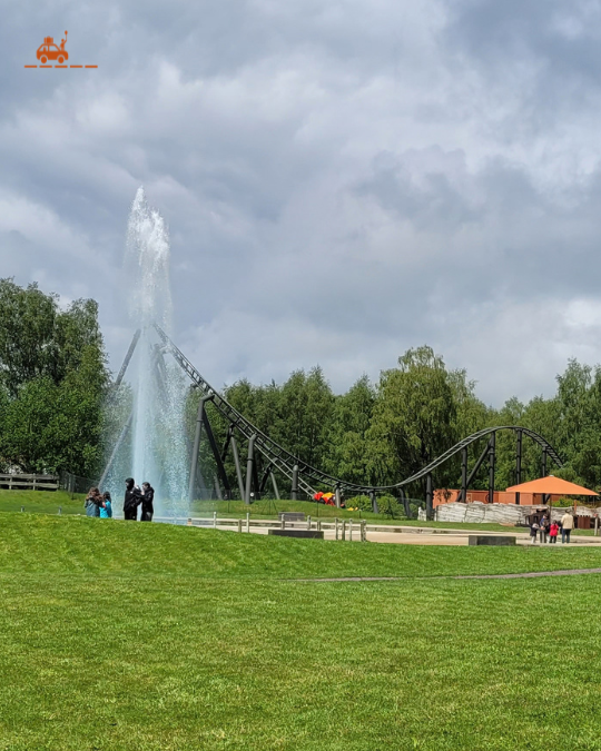 Balade avec les enfants dans les espaces extérieurs de Vulcania, face au geyser et à la montagne russe.