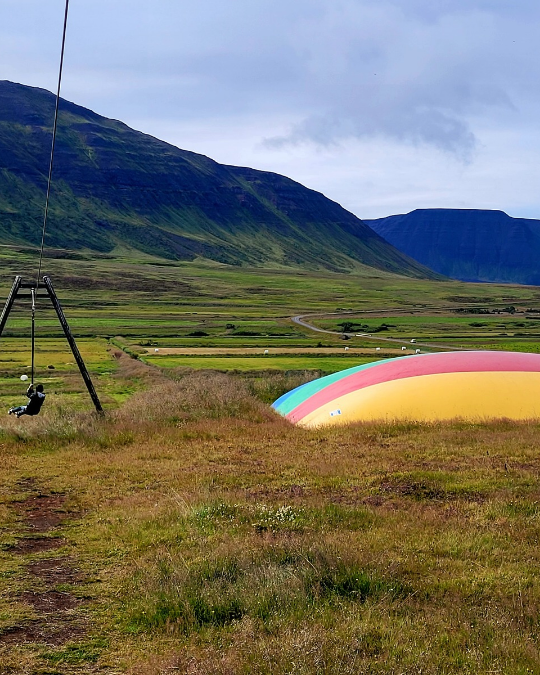 Enfant sur une tyrolienne dans une aire de jeux en Islande