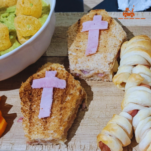 Des croque-monsieur en forme de cercueil servis pour un apéritif sur le thème Halloween