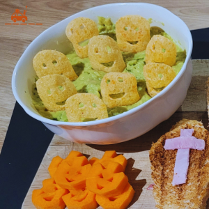 Dips Halloween : guacamole vert de sorcière, chips fantômes Monster Munch et carottes découpées en forme de citrouilles