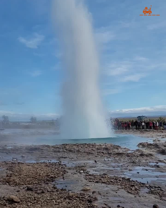 Le geyser Strokkur à Geysir sur le circuit du Cercle d'Or en Islande