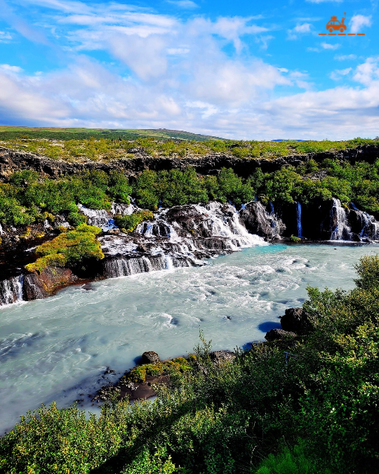 Les chutes d'eau de Hraunfossar dans le Borgarfjörður à l'Ouest de l'Islande