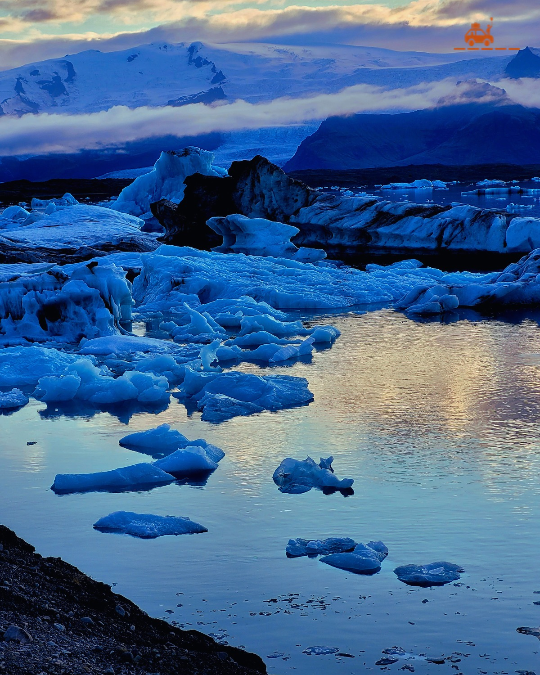 La lagune glaciaire de Jökulsárlón à la tombée du jour en Islande
