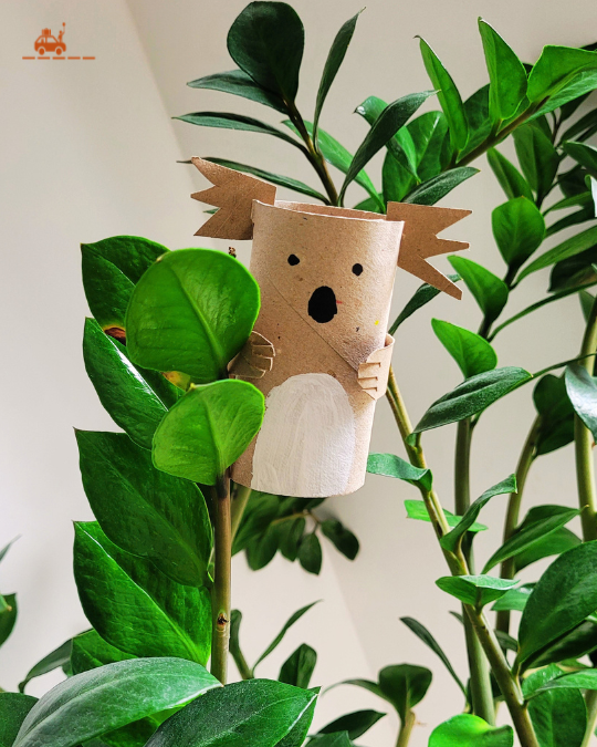 Bricolage enfant : Koala en rouleau de papier toilette accroché à une plante